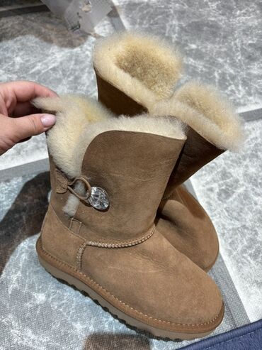 брендовая куртка: Утепленные женские угги от UGG, выполненные в коричневом цвете. Верх