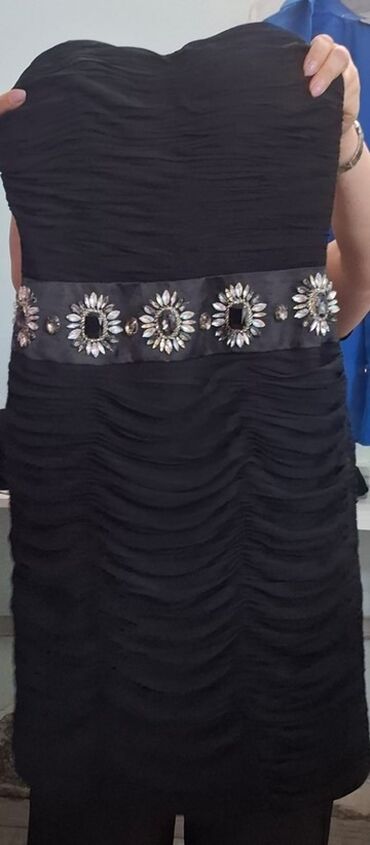 Hicab: Zərif qara rəngli, strapless mini don təqdim olunur. Bədənə oturan
