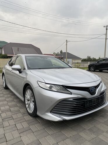 срочно продам авто в связи с переездом: Toyota Camry: 2017 г., 2.5 л, Автомат, Гибрид, Седан