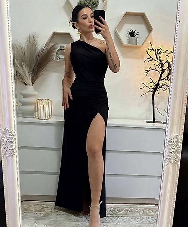 alex max torbe: Elegantna duga haljina na jedno rame
S M L
2999 din — 2