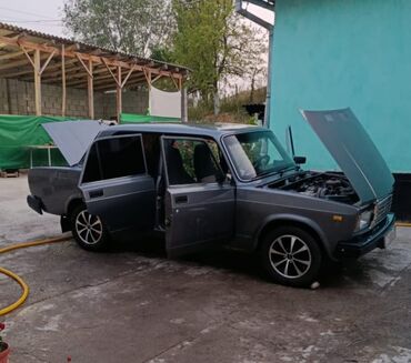 продам авто в рассрочку бишкек: Серый седан Лада с четырьмя дверями и четырьмя колесами, оснащенными