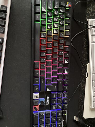 Klaviaturalar: 1 ci şəkildə iki set var maus klaviatura 1 ci olan ağ klaviatura və — 5