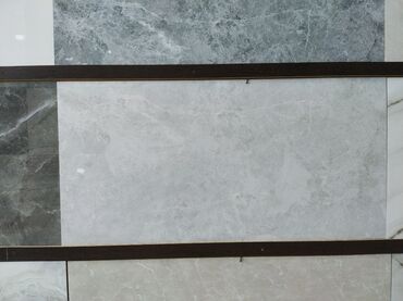 metbex ucun isiqlar: Açıq boz rəngdə, mərmər naxışlı keramika plitələr. Hamam, mətbəx və ya