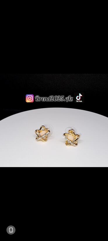 tek qas qizil sirqalar: Qızıl rəngli ulduz formalı sırğa (stud) - Dizayn: Beşguşəli ulduz