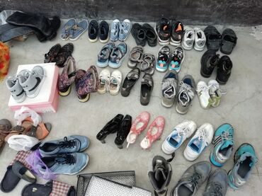 Детская обувь: Все по 200 сом
купите 4 пары,пятый в подарок.детская и енская обувь