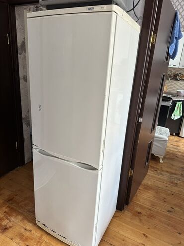 mini bar soyuducu: Iki kameralı soyuducu (üstü soyuducu bölmə, altı dondurucu)
