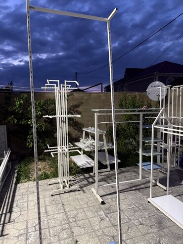 Stend vitrinləri: Ağ rəngdə müxtəlif vitrin ləvazimatları, asılqanları satılır. Sayları -da lalafo.az — 4 Stend vitrinləri: Ağ rəngdə müxtəlif vitrin ləvazimatları, asılqanları satılır. Sayları — 4