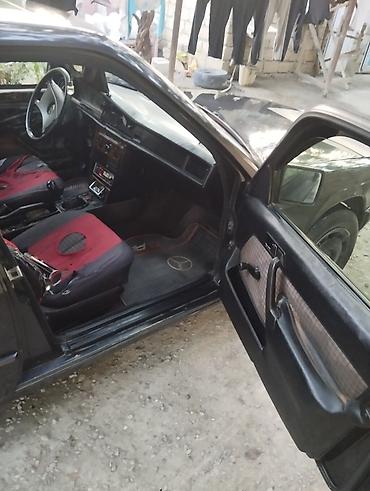 w202 yan guzgusu: Mercedes-Benz 190 (W201) sedan - Kuzov: qara rəng, 4 qapı, klassik — 2