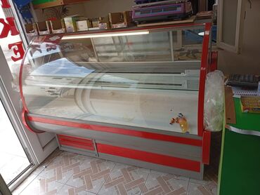soyuducu hissələri: Bu vitrin soyuducu ərzaq məhsullarının sərgilənməsi və soyudulması