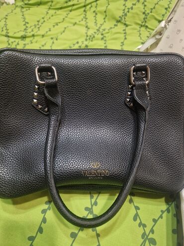 pul qabı: ValentinoGaravani baha alınıb çox keyfiyyətli çantadı