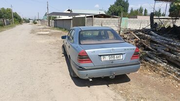 продаю авто хонда фит: Седан Mercedes-Benz C-Класс, окрашенный в голубой цвет, имеет