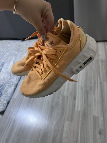 Botinkalar: Məhsul: Adidas kişi/qadın idman ayaqqabısı Markadir xarincədn alinib