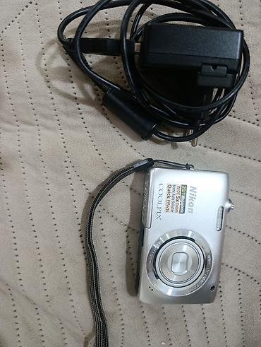 nikon d300: Nikon COOLPIX kompakt fotoaparat Xüsusiyyətlər: - Gümüşü korpus, ön — 1