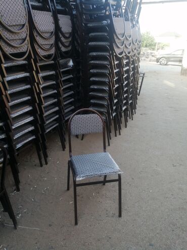 Restoran mebeli: Stulllar 13manatdan başlayır 60manata qeder. Keyfiyyətə görə qiymət — 2