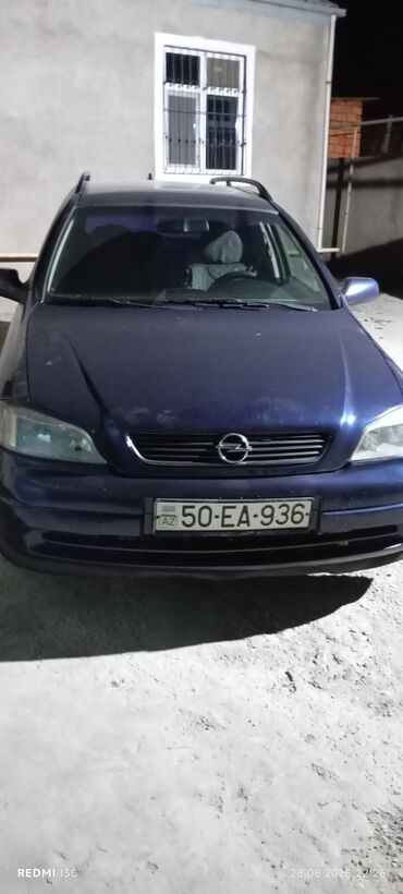 Tavalar: Göydənmavi rəngdə Opel Astra universal, funksional dam reylsləri ilə