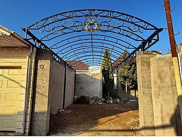 Ferforje elementlərlə bəzədilmiş, tağlı metal çardaq. Bu davamlı — 1