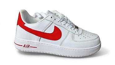 Patike – bele niske sportske patike sa crvenim Swoosh detaljem -