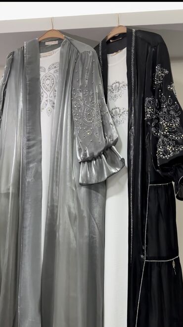 чёрное платье размер 50 52: Вечернее платье, Длинная модель, С рукавами, Стразы, 4XL (EU 48), 5XL (EU 50), 6XL (EU 52)
