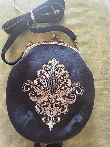 Çantalar: Qara məxməri çiyin çantası – əl işi naxışlı - Material: yumşaq məxmər — 2