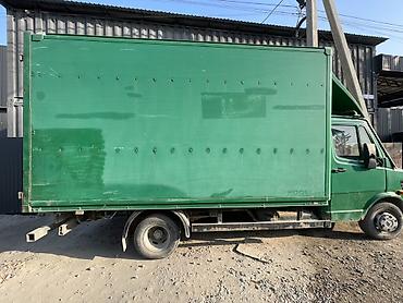 mersedes e211: Грузовой фургон Mercedes-Benz (бортовой/фургон), зелёный цвет. - Тип — 3