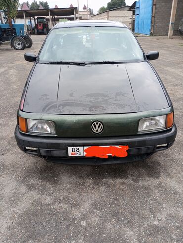 меняю на недвижимость: Volkswagen Passat: 1993 г., 1.9 л, Механика, Бензин, Седан