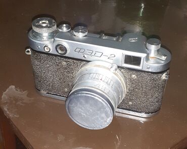 Gümüşü rəngdə, "FED-2" adlı filmli fotoaparat. Fotoaparatın gövdəsi