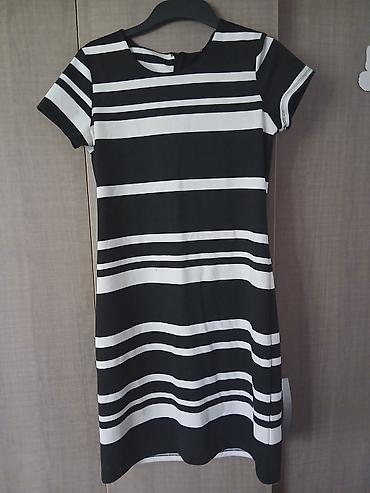 Women's Clothing: Crno-bela ženska haljina sa kratkim rukavima i ravnim krojem. Dizajn — 1