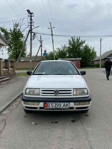 очки белые: Volkswagen Vento: 1995 г., 1.8 л, Автомат, Бензин, Седан