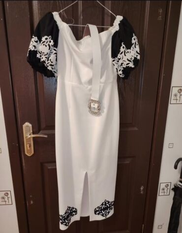 Юбки: Ağ rəngli, midi uzunluqda, qələm kəsimli qadın donu. Model açıq