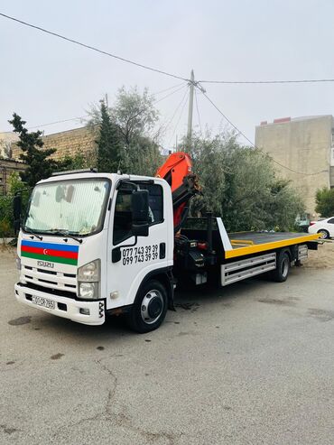 Manipulyatorlar: Yük maşını platforması və hidravlik kranı olan Isuzu modeli. Bu maşın — 10