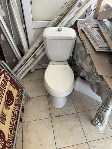 Бачки для унитаза: Ağ rəngli unitaz dəsti, hamam otaqları üçün nəzərdə tutulub. Bu dəstə
