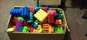 много игрушек: Кубики. очень много больше 100 шт. Все друг с другом соединяются