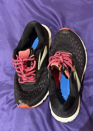 женские кроссовки asics gel lyte: Brooks Ghost 15 qaçış ayaqqabısı - Rəng: qara üst hissə, çəhrayı şnur