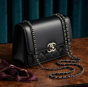versace muska torbica: Elegantna crna kožna torba sa lančanim kaišem - Materijal: glatka — 1