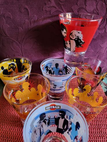Čaše: Case nove za martini i druga pica, 2006godina,puno staklo. Komada — 5