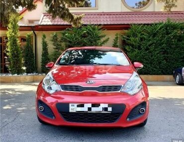 Kia: Kia Rio hatchback – parlaq qırmızı rəngli, kompakt və şəhər üçün ideal — 2