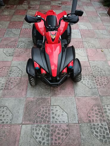 Uşaq üçün elektrik maşınları: Qırmızı və qara rənglərdə olan uşaq elektrik dördtəkərli motosikleti