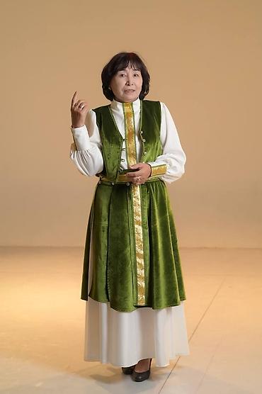 Киреге берилүүчү кийимдер: Улуттук кийим, Аял — 1