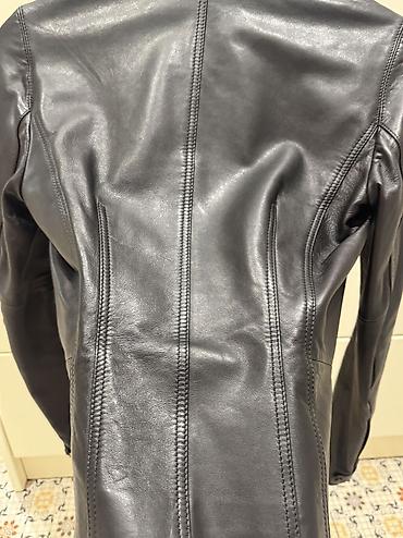 qar geyimi: Qadın 100% dəri gödəkçə. Massimo Dutti. Ela veziyyetde. 
Olcu xs — 10