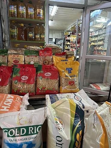 Продуктовый ассортимент: крупы, макароны, растительное масло, яйца