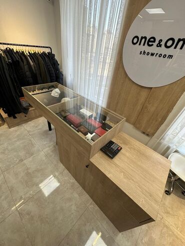 Шкафы: Срочно продается вся мебель для торговли одеждой, почти новая. Мебель — 9