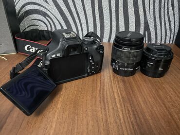 Fotokameralar: Canon 600D Üzərində iki linza 18-55mm kit lens və 50mm portre lens