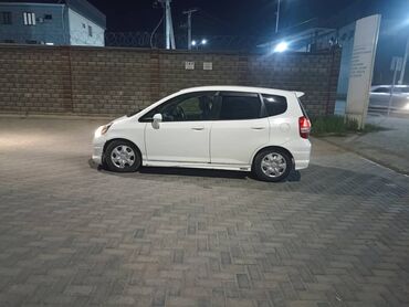 багажник для джипа: Белый хэтчбек Honda Fit с компактными размерами идеально подходит для