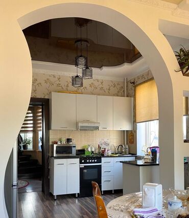 дом двух этажный: СРОЧНО! Сдаю двухуровневый дом! г. Бишкек, ул. Профсоюзная