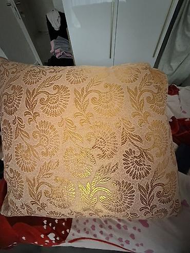 Balışlar, yastıqlar: 70/70 25Böyük dekorativ yastıq - Material: qalın parça üzlük, qızılı — 1