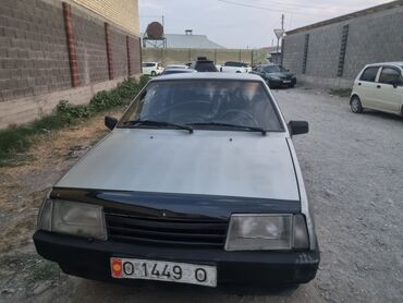 машына приора: ВАЗ-2109 — пятидверный седан светло-серебристого цвета. Модель