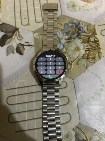 Smart saatlar: Metal qayışlı, dairəvi displeyli ağıllı saat. Xüsusiyyətlər: - Tam — 4