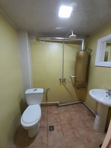 Otaqların uzunmüddətli kirayəsi: 1 otaqlı mənzil/interyer - Geniş, işıqlı otaq: klassik naxışlı divar — 7