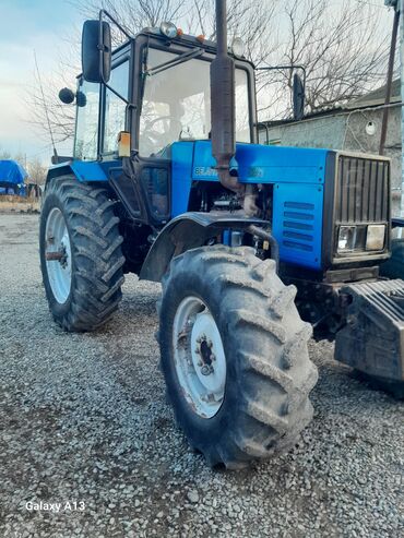 Traktorlar: Belarus 1221 markalı traktor. Kənd təsərrüfatı işləri üçün etibarlı və