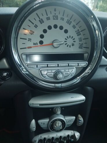 Mini: Mini Cooper, crvene boje, trovratni hečbek. Glavne karakteristike: - — 5